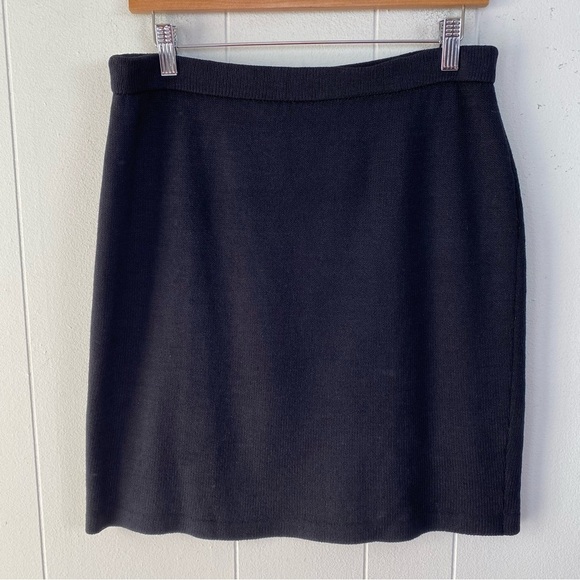St John Basics Black Santana Knit Skirt Size 8 Pockets Knee Length Pull On - Picture 3 of 10